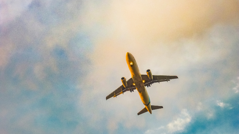 Avião da Latam realiza pouso monitorado em Ribeirão Preto após power bank explodir a bordo